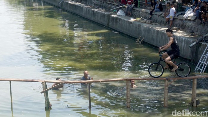 lomba sepeda di atas air di kampung Jogoloyo Surabaya
