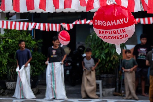 Sejumlah anak-anak mengikuti lomba pukul air dalam plastik di Kampung Baluwarti, Pasar Kliwon, Solo,Jawa Tengah, Sabtu (10/8/2024). Berbagai lomba diselenggarakan di daerah tersebut untuk memeriahkan HUT Ke-79 Republik Indonesia. ANTARAFOTO/Maulana Surya/YU