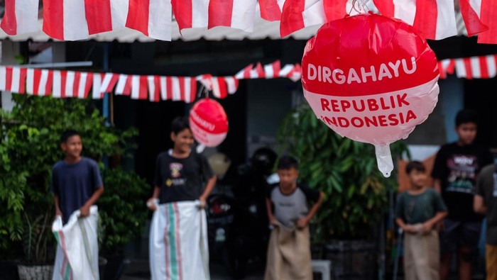 Sejumlah anak-anak mengikuti lomba pukul air dalam plastik di Kampung Baluwarti, Pasar Kliwon, Solo,Jawa Tengah, Sabtu (10/8/2024). Berbagai lomba diselenggarakan di daerah tersebut untuk memeriahkan HUT Ke-79 Republik Indonesia. ANTARAFOTO/Maulana Surya/YU
