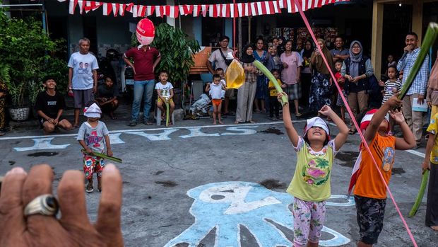 Sejumlah anak-anak mengikuti lomba pukul air dalam plastik di Kampung Baluwarti, Pasar Kliwon, Solo,Jawa Tengah, Sabtu (10/8/2024). Berbagai lomba diselenggarakan di daerah tersebut untuk memeriahkan HUT Ke-79 Republik Indonesia. ANTARAFOTO/Maulana Surya/YU