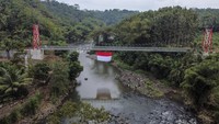 Bendera merah putih yang dikibarkan berukuran 60 meter persegi. 