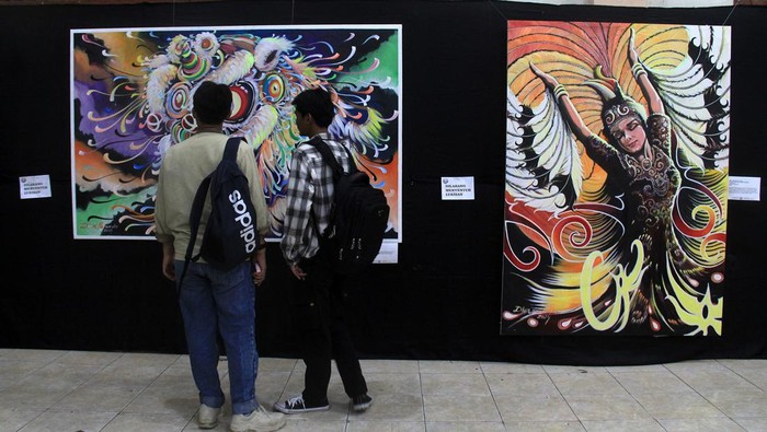 Pengunjung mengamati karya lukis yang ditampilkan dalam Pameran bertema Borneo Metamorfosa #3 di Aula Pusat Kegiatan Mahasiswa Universitas Tanjungpura, Pontianak, Kalimantan Barat, Sabtu (10/8/2024). Pameran yang berlangsung hingga 18 Agustus 2024 itu menampilkan 50 karya dari 20 pelukis Kalimantan Barat. ANTARA FOTO/Jessica Wuysang/YU