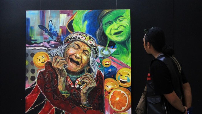 Pengunjung mengamati karya lukis yang ditampilkan dalam Pameran bertema Borneo Metamorfosa #3 di Aula Pusat Kegiatan Mahasiswa Universitas Tanjungpura, Pontianak, Kalimantan Barat, Sabtu (10/8/2024). Pameran yang berlangsung hingga 18 Agustus 2024 itu menampilkan 50 karya dari 20 pelukis Kalimantan Barat. ANTARA FOTO/Jessica Wuysang/YU