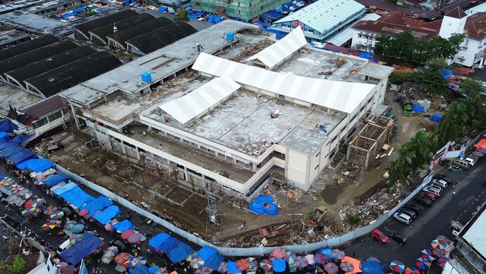Pekerja menyelesaikan pembangunan Pasar Raya Padang Fase VII di Padang, Sumatera Barat, Minggu (11/8/2024). Pembangunan pasar yang menelan dana APBN tahun 2023 dan 2024 hingga Rp103 miliar itu pembangunannya sudah mencapai 95 persen. ANTARA FOTO/Iggoy el Fitra/nym