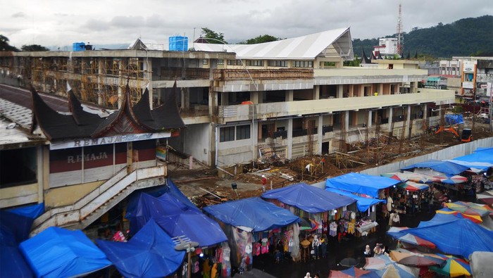 Pekerja menyelesaikan pembangunan Pasar Raya Padang Fase VII di Padang, Sumatera Barat, Minggu (11/8/2024). Pembangunan pasar yang menelan dana APBN tahun 2023 dan 2024 hingga Rp103 miliar itu pembangunannya sudah mencapai 95 persen. ANTARA FOTO/Iggoy el Fitra/nym