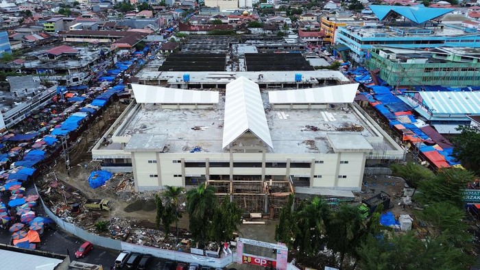 Pekerja menyelesaikan pembangunan Pasar Raya Padang Fase VII di Padang, Sumatera Barat, Minggu (11/8/2024). Pembangunan pasar yang menelan dana APBN tahun 2023 dan 2024 hingga Rp103 miliar itu pembangunannya sudah mencapai 95 persen. ANTARA FOTO/Iggoy el Fitra/nym