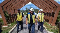 Menteri PUPR sekaligus Plt Kepala Otorita IKN Basuki Hadimuljono bersama Staf Ahli Menteri PUPR Bidang Teknologi, Industri dan Lingkungan Endra Atmawidjaja meninjau embung MBH di Ibu Kota Nusantara (IKN), Penajam Paser Utara, Kalimantan Timur, Minggu (11/8/2024).