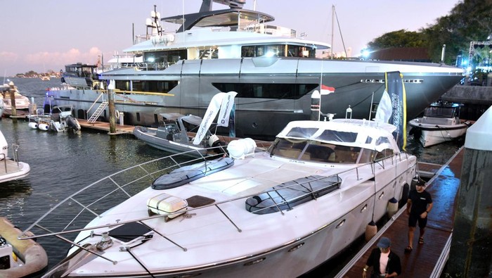 Pengunjung melihat kapal yacht yang bersandar saat kegiatan Indonesian National Shipowners' Association (INSA) Yacht Festival 2024 di kawasan Benoa Marina Bali, Denpasar, Bali, Jumat (9/8/2024). Festival itu diselenggarakan INSA untuk mendorong pengembangan pelayaran nasional dan ekosistem yacht sekaligus mempromosikan wisata bahari di Indonesia. ANTARA FOTO/Fikri Yusuf/foc.