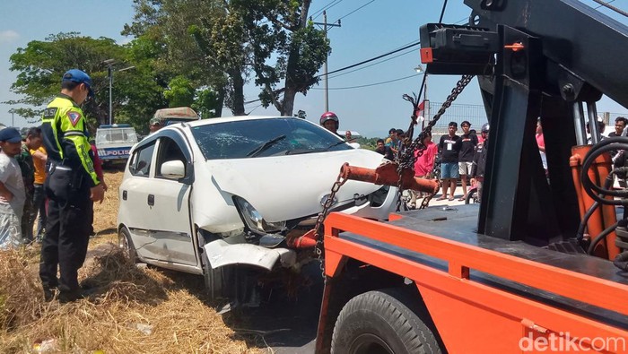 Mobil Ayla menabrak pohon usai mengalami pecah ban di Juwiring, Klaten, Minggu (11/8/2024).