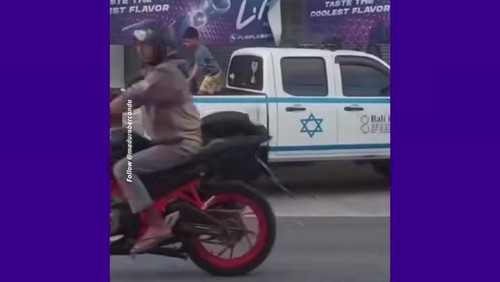Mobil bergambar bendera Israel viral di media sosial. (Tangkap layar)