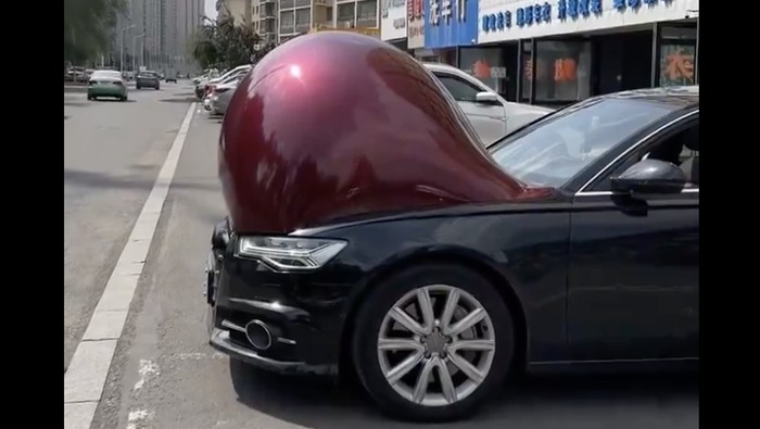 tangkapan layar di X, mobil yang dilapisi stiker menggelembung