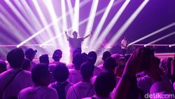 Ndarboy Ajak Penonton Joget dan Nyanyi Bareng di Festival LIKE 2