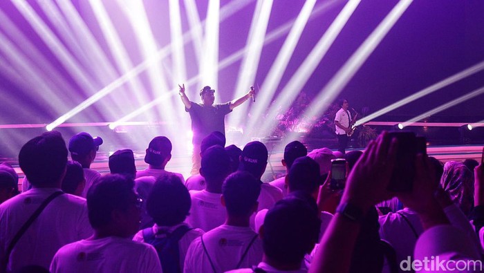 Ndarboy Genk turut meramaikan Festival LIKE 2 yang digelar di JCC Senayan, Jakarta Pusat, Minggu (11/8/2024). Selain bernyanyi, Ndarboy juga mengajak penonton bergoyang.