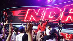 Ndarboy Ajak Penonton Joget dan Nyanyi Bareng di Festival LIKE 2