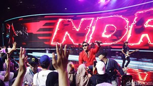 Penonton ikut bernyanyi dan berjoget bersama Ndarboy.