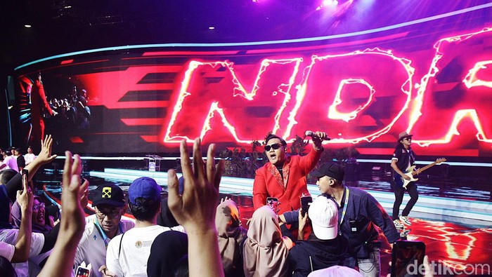 Ndarboy Genk turut meramaikan Festival LIKE 2 yang digelar di JCC Senayan, Jakarta Pusat, Minggu (11/8/2024). Selain bernyanyi, Ndarboy juga mengajak penonton bergoyang.