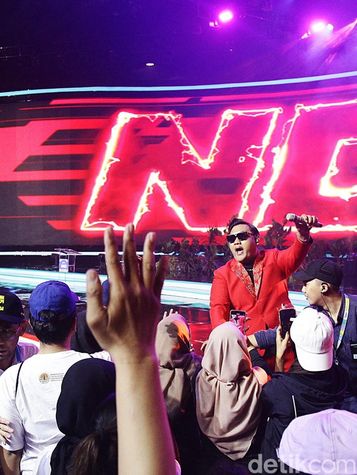 Ndarboy Ajak Penonton Joget dan Nyanyi Bareng di Festival LIKE 2 Ndarboy Genk turut meramaikan Festival LIKE 2 yang digelar di JCC Senayan, Jakarta Pusat, Minggu (11/8/2024). Selain bernyanyi, Ndarboy juga mengajak penonton bergoyang.