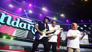 Jajaran pejabat dan penonton berjoget mengikuti irama lagu yang dinyanyikan Ndarboy Genk.