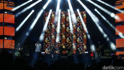 Netral 92 dan Gugun Blues Shelter Gebrak Panggung The 90s Festival