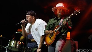 Netral 92 membawakan sejumlah lagu di panggung The 90s Festival.