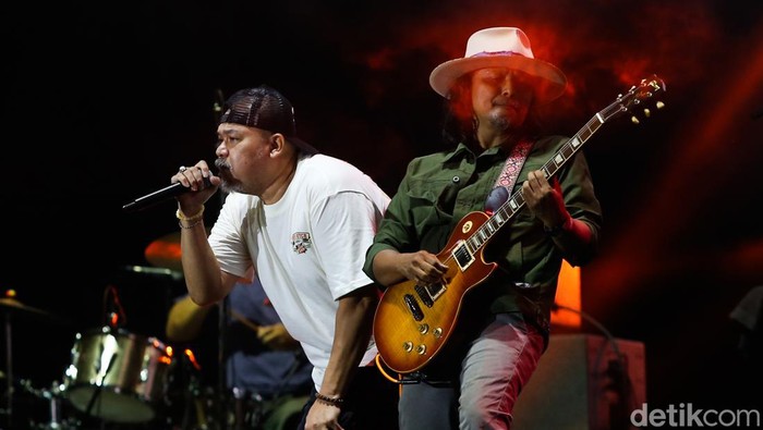 Grub musik Netral 92 ft Gugun Blues Shelter tampil di The 90's FestivalGambir Expo Kemayoran, Jakarta Pusat, Sabtu (10/8/2024).