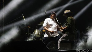 Bagus bernyanyi sambil diiringi petikan gitar Gugun. 