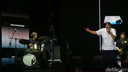 Netral 92 dan Gugun Blues Shelter Gebrak Panggung The 90s Festival