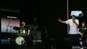 Netral membawa lagu-lagu seperti Memo, Sampah, dan Wa...Lah