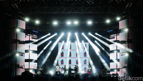 Grub musik Netral 92 ft Gugun Blues Shelter tampil di The 90's FestivalGambir Expo Kemayoran, Jakarta Pusat, Sabtu (10/8/2024).