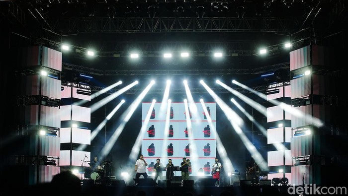 Grub musik Netral 92 ft Gugun Blues Shelter tampil di The 90's FestivalGambir Expo Kemayoran, Jakarta Pusat, Sabtu (10/8/2024).