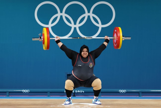 Sosok Nurul Akmal menjadi sorotan usai membawa nama Indonesia saat bertanding di Olimpiade Paris 2024. Nurul Akmal menuntaskan pertandingan angkat besi +81 kg putri Olimpiade 2024 dengan total angkatan 245 kg. Sayangnya hasil itu tak cukup untuk membuat Nurul meraih medali. Foto: Getty Images/Lars Baron.