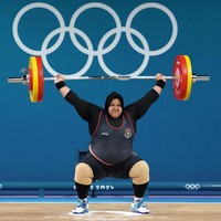 Sosok Nurul Akmal menjadi sorotan usai membawa nama Indonesia saat bertanding di Olimpiade Paris 2024. Nurul Akmal menuntaskan pertandingan angkat besi +81 kg putri Olimpiade 2024 dengan total angkatan 245 kg. Sayangnya hasil itu tak cukup untuk membuat Nurul meraih medali. Foto: Getty Images/Lars Baron.