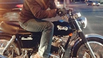 Bertemu Keanu Reeves saat kemacetan lalu lintas dan sempat menjepretnya. Foto: Bored Panda