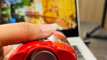Selama sebulan, wanita ini mengira telah kehilangan cincin pernikahannya saat perjalanan lintas negara. Ternyata cincin itu tersembunyi di bawah deodoran suaminya. Foto: Bored Panda