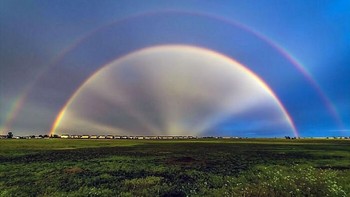 Sebuah jepretan beruntung yang mengabadikan keindahan alam yang luar biasa. Foto: Bored Panda