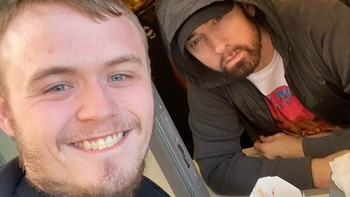 Tak sengaja bertemu dengan Eminem di sebuah rumah makan. Foto: Bored Panda