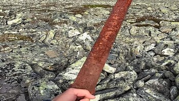 Pada tahun 2017, seorang pemburu rusa menemukan pedang Viking di pegunungan Norwegia, yang mencuat di antara batu-batu. Foto: Bored Panda