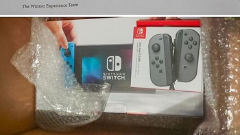 Orang ini mengaku sangat senang karena untuk pertama kalinya beruntung mendapatkan doorprize berupa Nintendo Wii. Foto: Bored Panda  