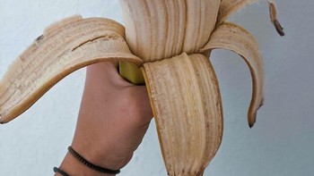 Makan pisang ternyata buahnya ada tiga. Foto: Bored Panda