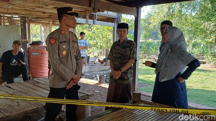 Kapolsek Segeri, AKP Sofyan bersama Camat Segeri mendatangi TKP penikaman.