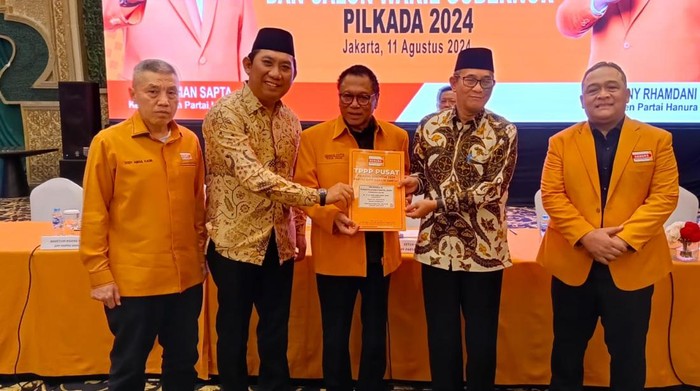 Pasangan Hapal terima SK dukungam dari Hanura.