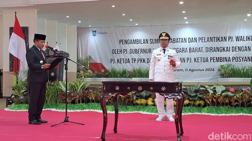 Pj Gubernur NTB Hassanudin (kiri) melantik Mukhtar (kanan) sebagai Pj Wali Kota Bima di Gedung Graha Bakti Praja, Kantor Gubernur NTB, Minggu (11/8/2024).