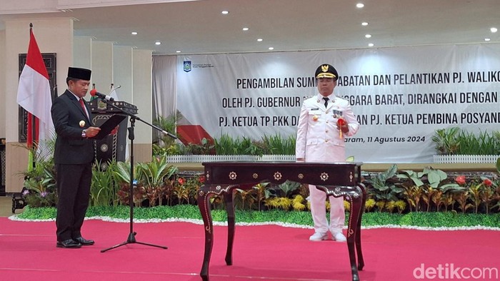 Pj Gubernur NTB Hassanudin (kiri) melantik Mukhtar (kanan) sebagai Pj Wali Kota Bima di Gedung Graha Bakti Praja, Kantor Gubernur NTB, Minggu (11/8/2024).