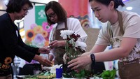 Pelatihan ini juga bertujuan untuk memberikan ketrampilan kepada peserta agar mampu merangkai buket bunga yang dipadukan dengan dekorasi janur.