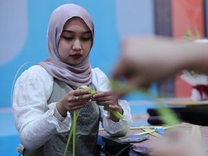 Pelatihan Merangkai Buket Bunga dan Dekorasi Janur Sambut HUT RI