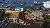 Foto udara pekerja mengoperasikan alat berat saat pembangunan jembatan Sultan Djabir Syah di Ternate, Maluku Utara, Sabtu (10/8/2024). Pembangunan jembatan yang menghubungkan jalur ke arah pasar Gamalama itu menggunakan Dana Alokasi Khusus (DAK) sebesar Rp 6,3 miliar.