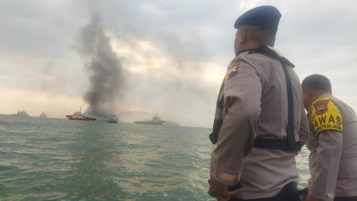 Penampakan kapal KM 1 Kirana yang terbakar di Laut Semarang, Minggu (11/8/2024) sore.