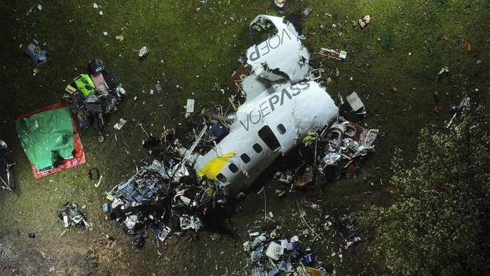 Penampakan Puing Pesawat Jatuh yang Tewaskan 62 Orang di Brasil Pesawat Voepass jatuh di Vinhedo, negara bagian Sao Paulo. Kondisi pesawat ATR 72-500 itu hancur usai jatuh di daerah permukiman di kota Vinhedo.