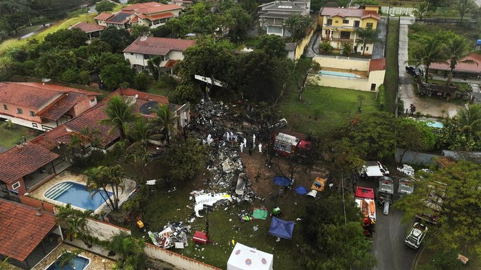 Penampakan Puing Pesawat Jatuh yang Tewaskan 62 Orang di Brasil Pesawat Voepass jatuh di Vinhedo, negara bagian Sao Paulo. Kondisi pesawat ATR 72-500 itu hancur usai jatuh di daerah permukiman di kota Vinhedo.