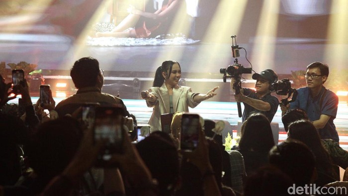 Lyodra Ginting menutup Festival LIKE 2 yang digelar di JCC, Senayan, Jakarta Pusat, Minggu (11/8/2024). Lyodra tampil apik dengan suara merdunya.